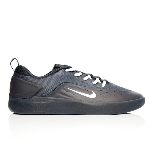 Nyjah 4, Black/White/Black